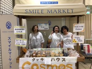 販売している様子の写真