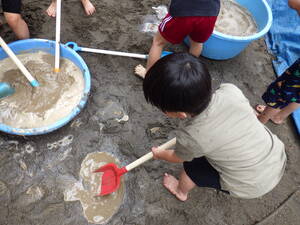 大事などろ水がなくならないように友だちと力を合わせて穴を掘っています