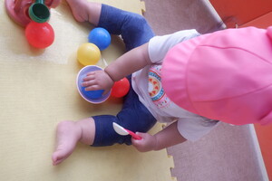 ボールと一緒に水遊びを楽しんでいます