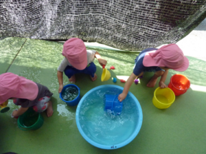 写真：水遊びの様子