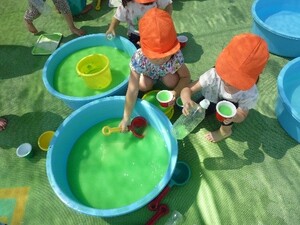 写真：色水遊びの様子