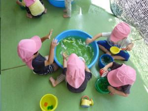 写真：色水遊びの様子