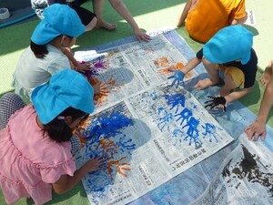 写真：フィンガーペイントの様子