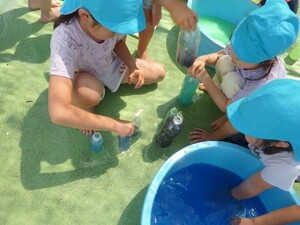 写真：色水で実験をしている様子