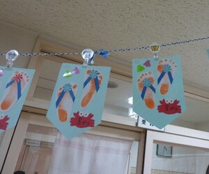 写真：0歳児クラスが作ったビーチサンダル