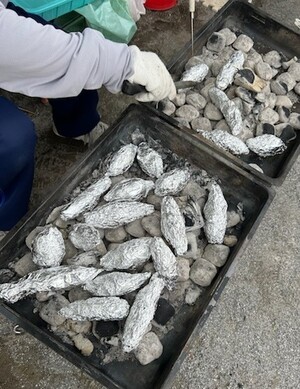 写真：焼き芋をしている様子