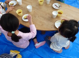 写真：会食をしている様子