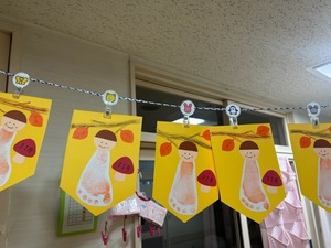 写真：0歳児クラスが作ったミノムシ