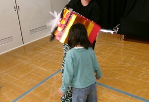 写真：獅子に頭を噛んでもらっている様子