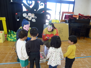 写真：鬼に福袋を渡している様子