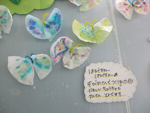 階段踊り場の4月の装飾