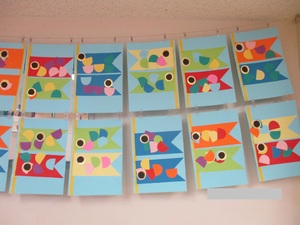 2歳児クラスはシール貼りをしてこいのぼりを製作しました。