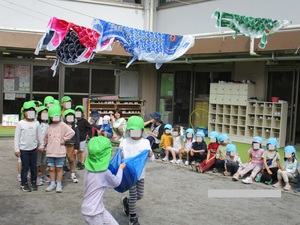 ボール運びリレーをする5歳クラス