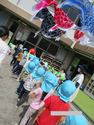 ボール運びをする4歳児クラス