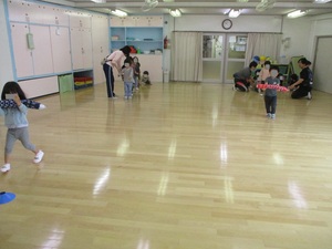 こいのぼりかけっこを楽しむ3歳クラス