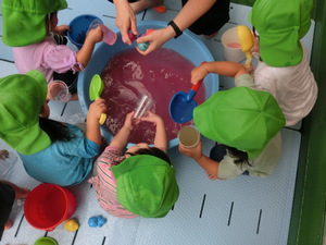 色水遊びをしている様子