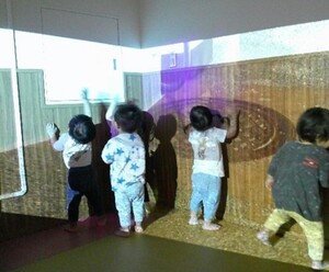 雨　子ども　マンホール