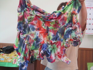 きれいな模様に染まった布