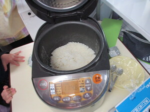 精米したお米を炊きました。