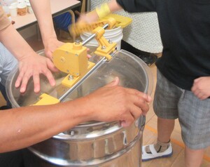 写真：分離機を回している写真