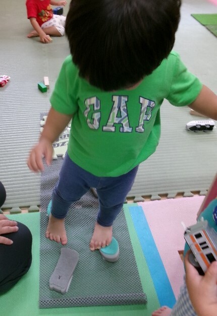 室内で遊んでいる様子