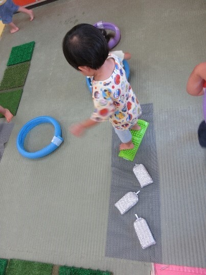 室内で遊んでいる様子