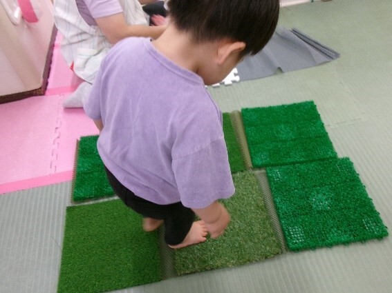 室内で遊んでいる様子