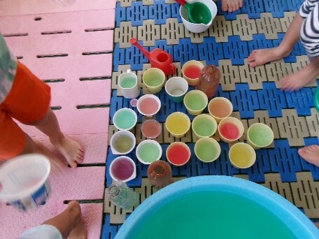 色水をカップに入れた写真