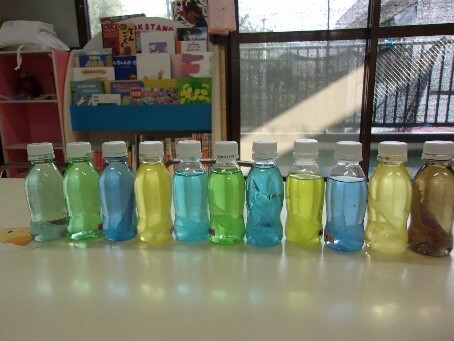 色水を並べた写真