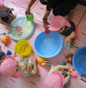 水遊びをする子ども達