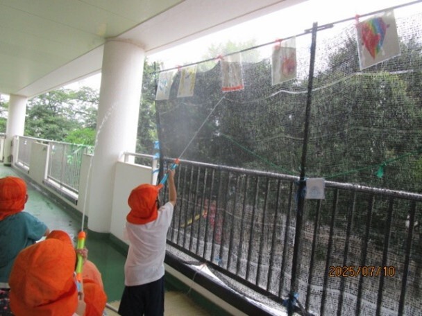 子ども達が水鉄砲をしている様子