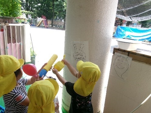 子ども達が水鉄砲をする様子
