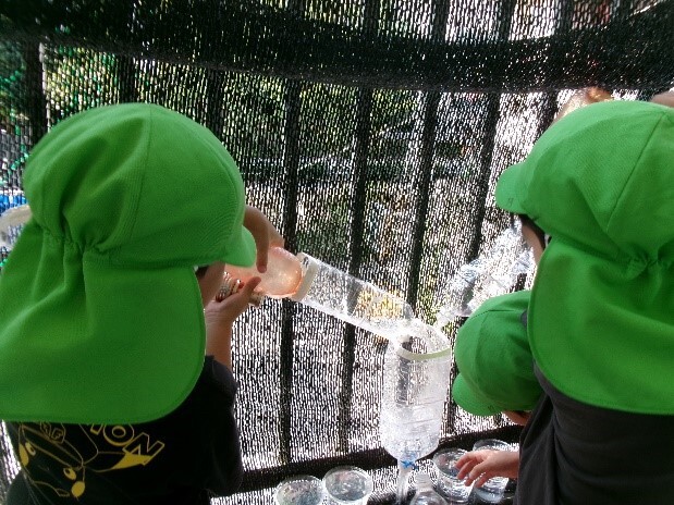 水遊びをする子ども