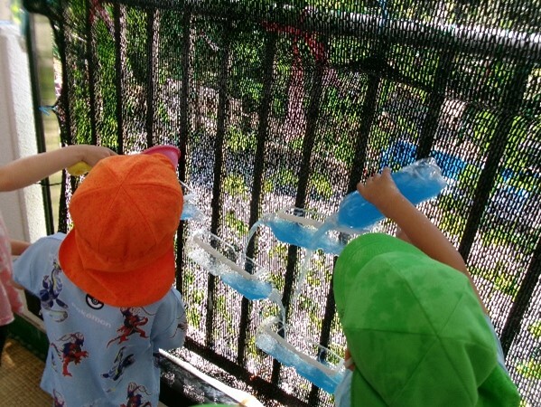 水遊びをする子ども達