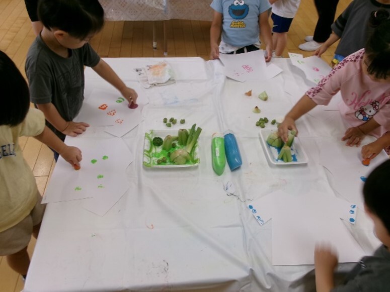 子ども達が野菜でスタンプをしている様子