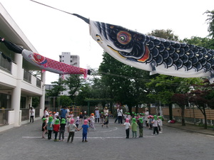 輪になって踊る子どもたち