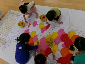 絵具でこいのぼりのうろこを塗る子どもたち