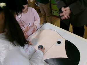 福笑いをしている様子