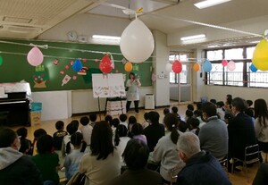 十二支の由来をパネルシアターで説明している様子