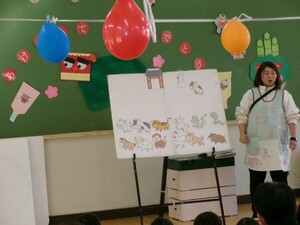 パネルシアターで十二支の由来について話している様子