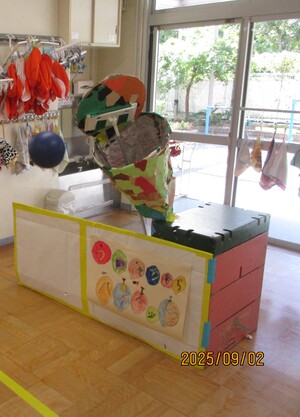 ウツボカズラバスケットにボールを入れています。