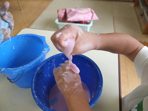 片栗粉遊びを楽しむ4歳児