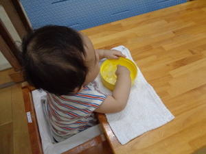 0歳児が氷で遊んでいる様子