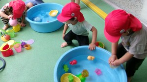 2歳児水遊びの様子