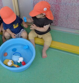 1歳児の水遊びの様子