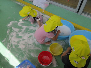 3歳児が泡で遊んでいる様子