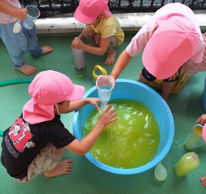 4歳児色水遊びの様子