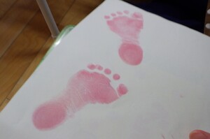 0歳児クラスのこいのぼり制作の様子