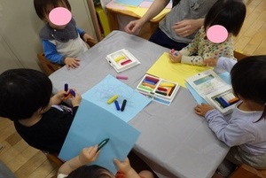 一歳児クラスのこいのぼり制作の様子