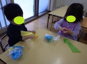 二歳児クラスのこいのぼり制作の様子